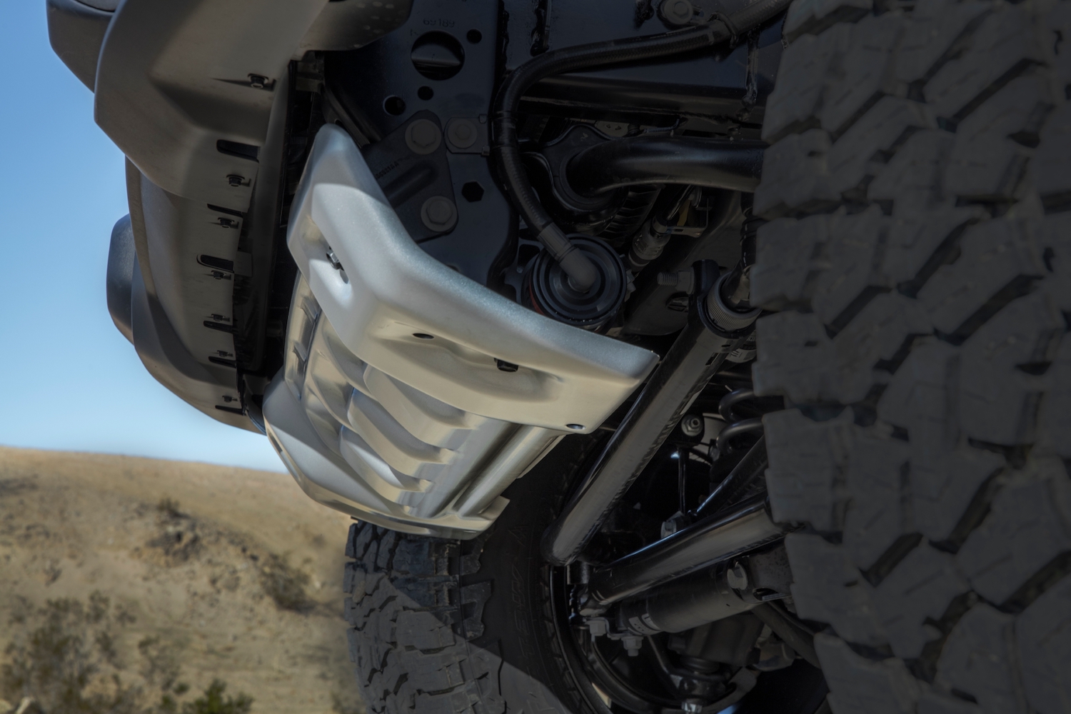 Detail shot of the front suspension of a Jeep Gladiator pickup truck.