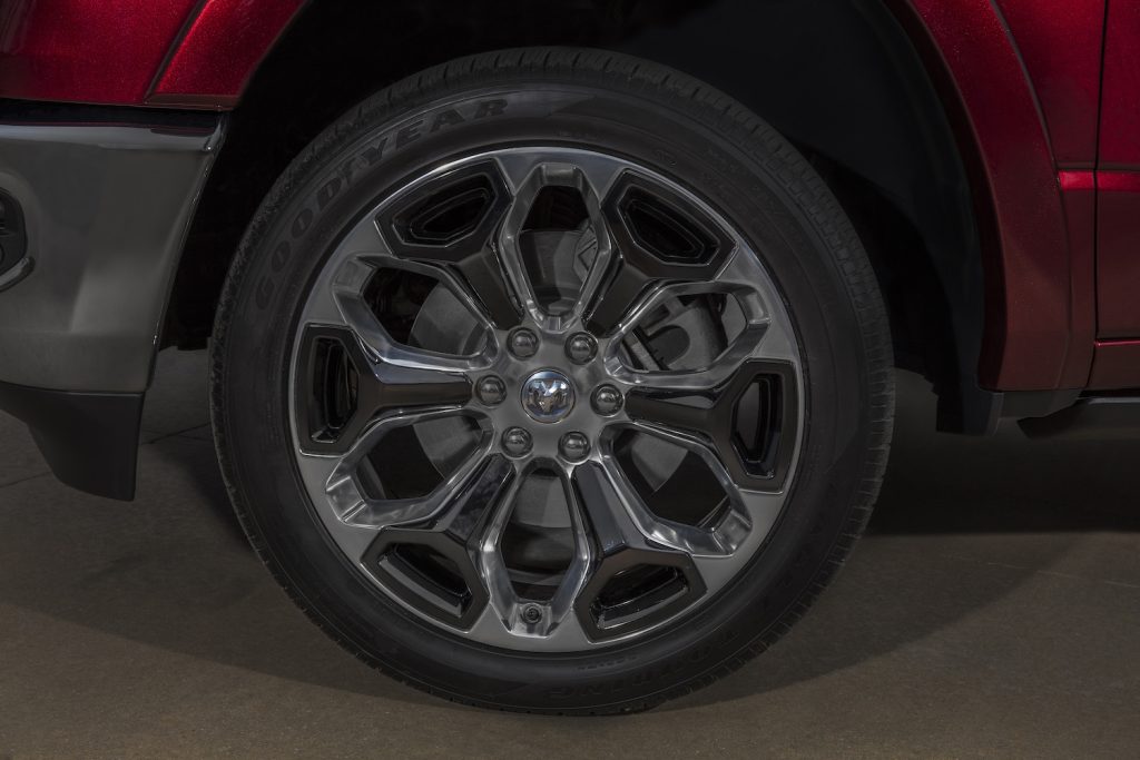 The premium chrome rims of the 2022 Ram 1500 Limited trim.