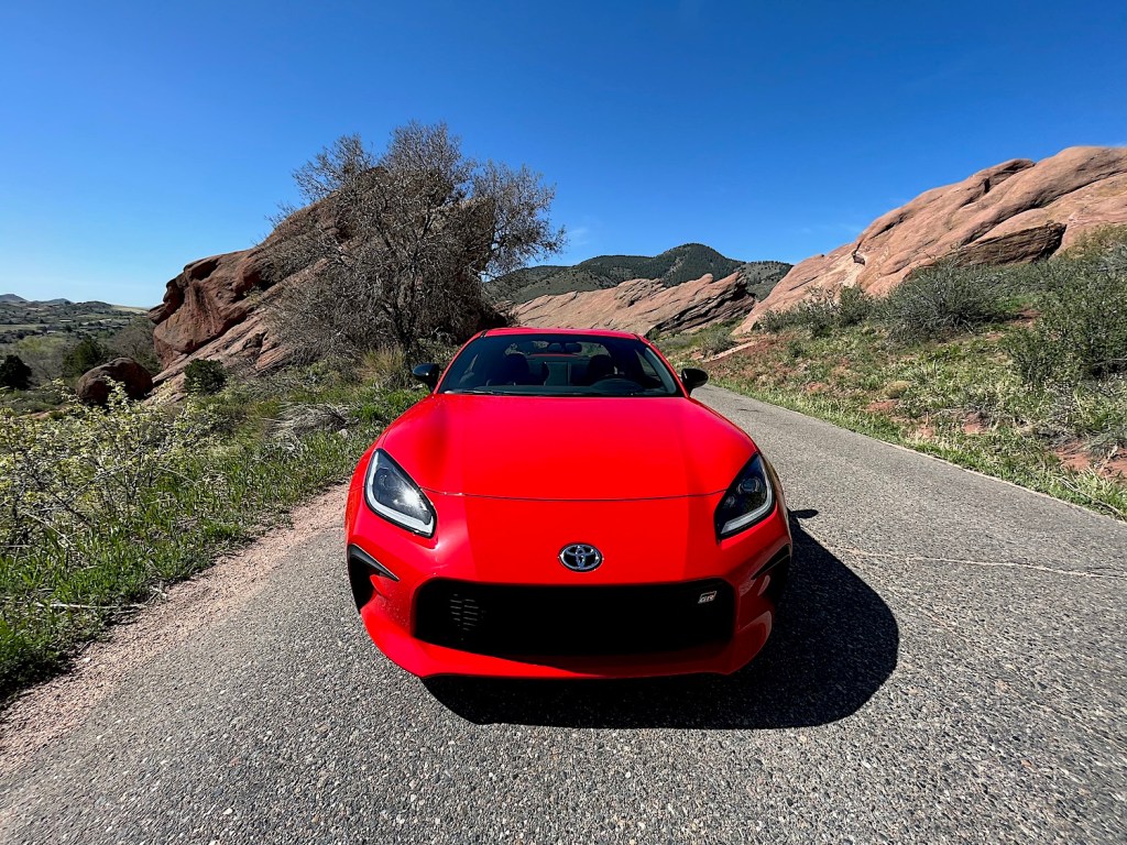 A shot of the Toyota GR86 near red rocks.