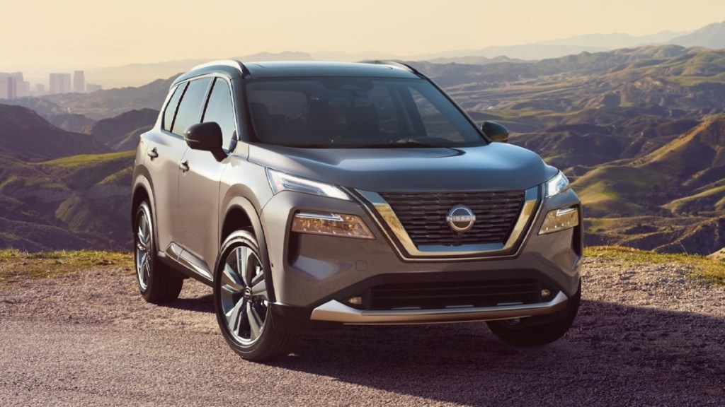 Front angle view of Boulder Gray Pearl 2022 Nissan Rogue