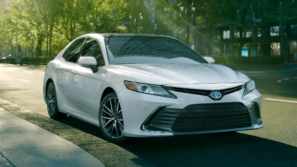 Front angle view of Super White 2022 Toyota Camry