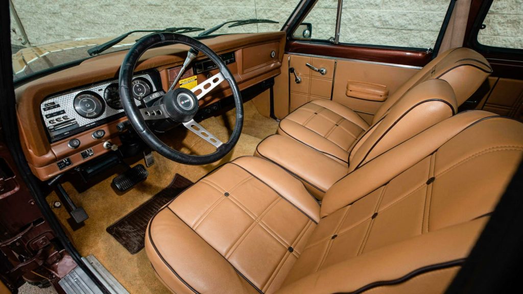 Jeep Cherokee Golden Eagle Levy's interior in tan