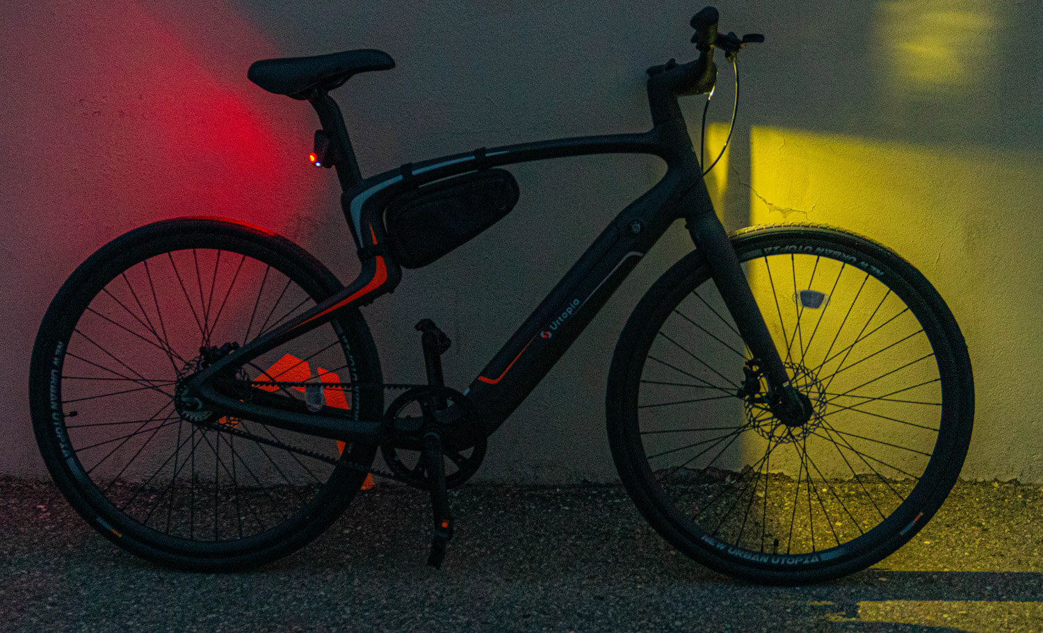 New Urban Urtopa Carbon E-Bike Lighting on display at night
