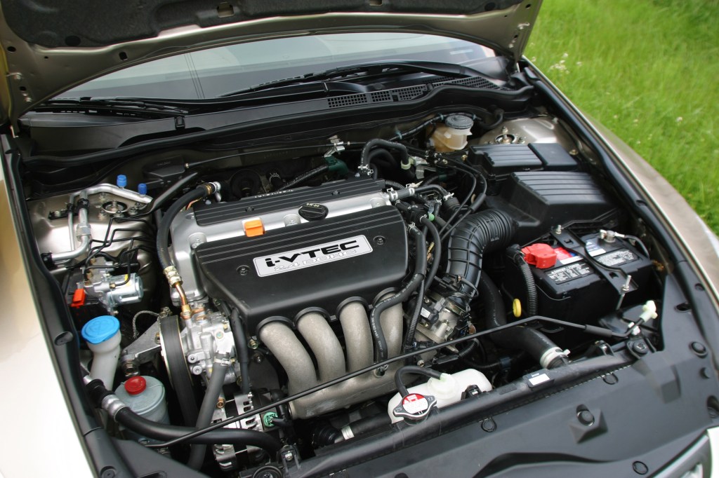 A beige 2003 7th-gen Honda Accord's 2.4-liter four-cylinder engine