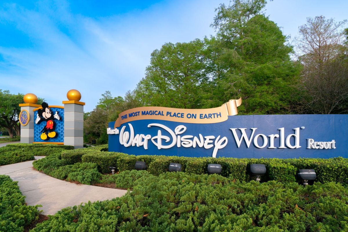 Walt Disney World sign, where electric vehicle charging at Disney World is difficult.  are 