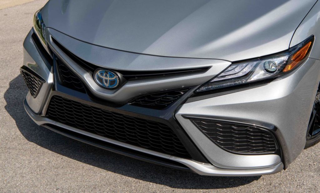Front end of a silver 2022 Toyota Camry Hybrid, a major competitor to the 2022 Hyundai Sonata Hybrid car