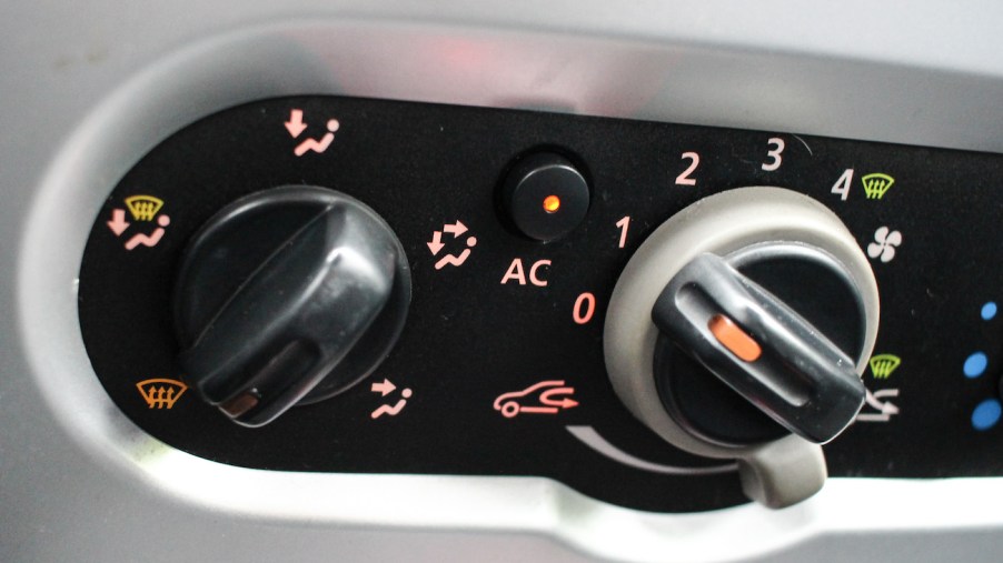 Manual air conditioning switch in Dacia Sandero.