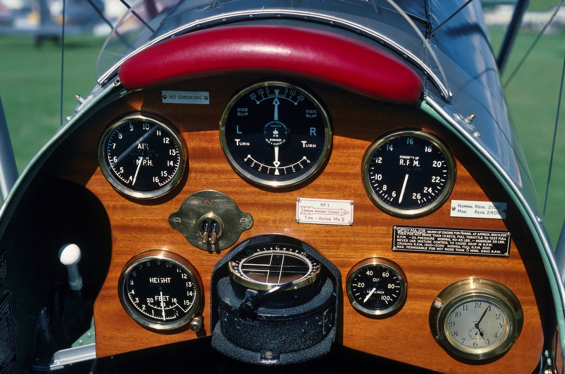 A flight cockpit of an Arrow Active 2 with an RPM gauge