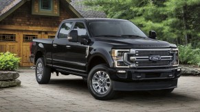What comes standard with a 2022 Ford F-250 Super Duty pickup truck?