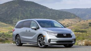 A silver 2022 Honda Odyssey with a mountainous background.