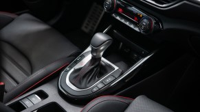 2022 Kia Forte showcasing the AC temperature controls work.