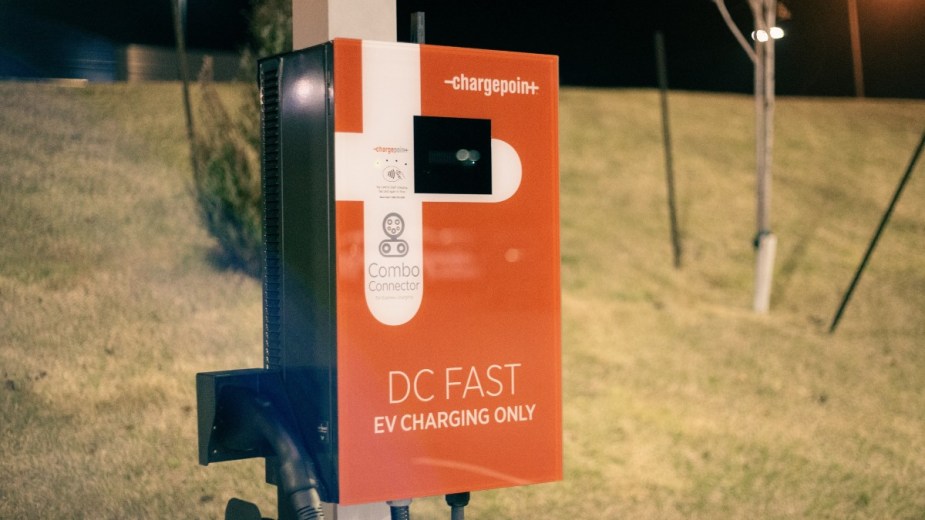 a chargepoint fast charging station with multiple connectors, a good choice for more electric cars