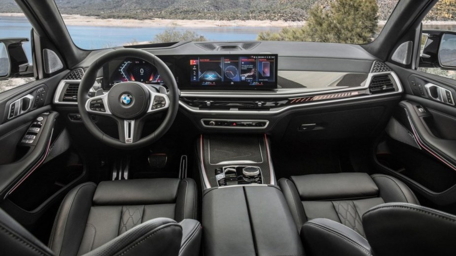 Curved Infotainment and Gauges of the BMW X7