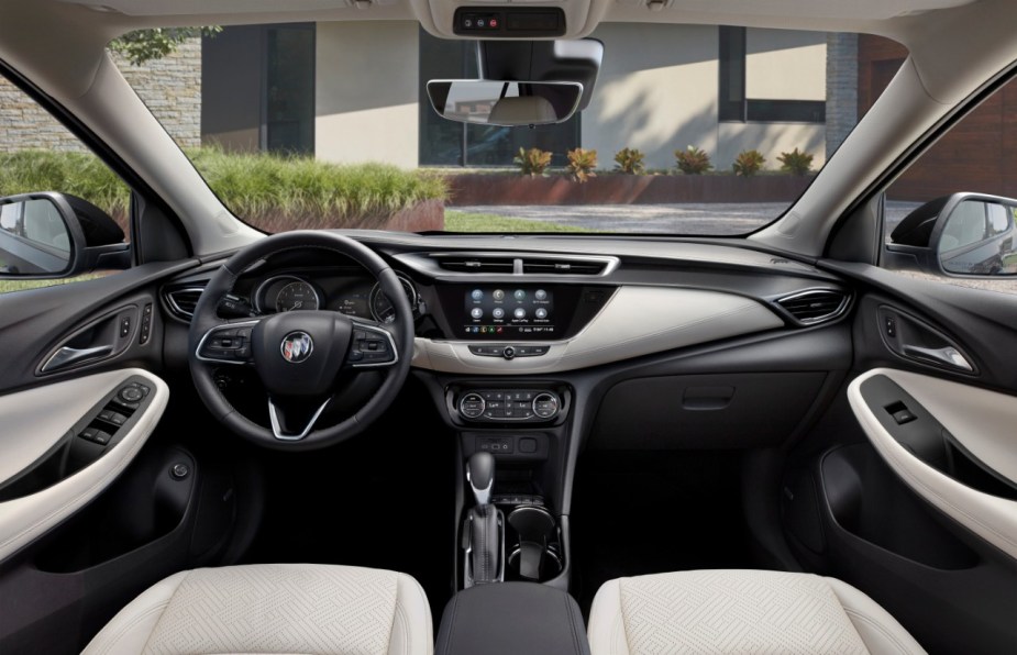 El tablero y los asientos delanteros del Buick Encore GX 2023 resaltan la fecha de lanzamiento y el precio