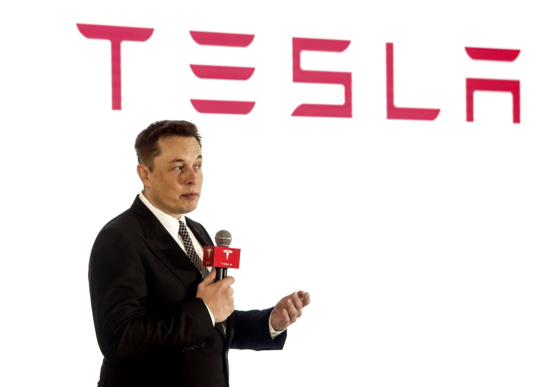 Elon Musk introducing Autosteer as a new Tesla Autopilot feature in Beijing, China