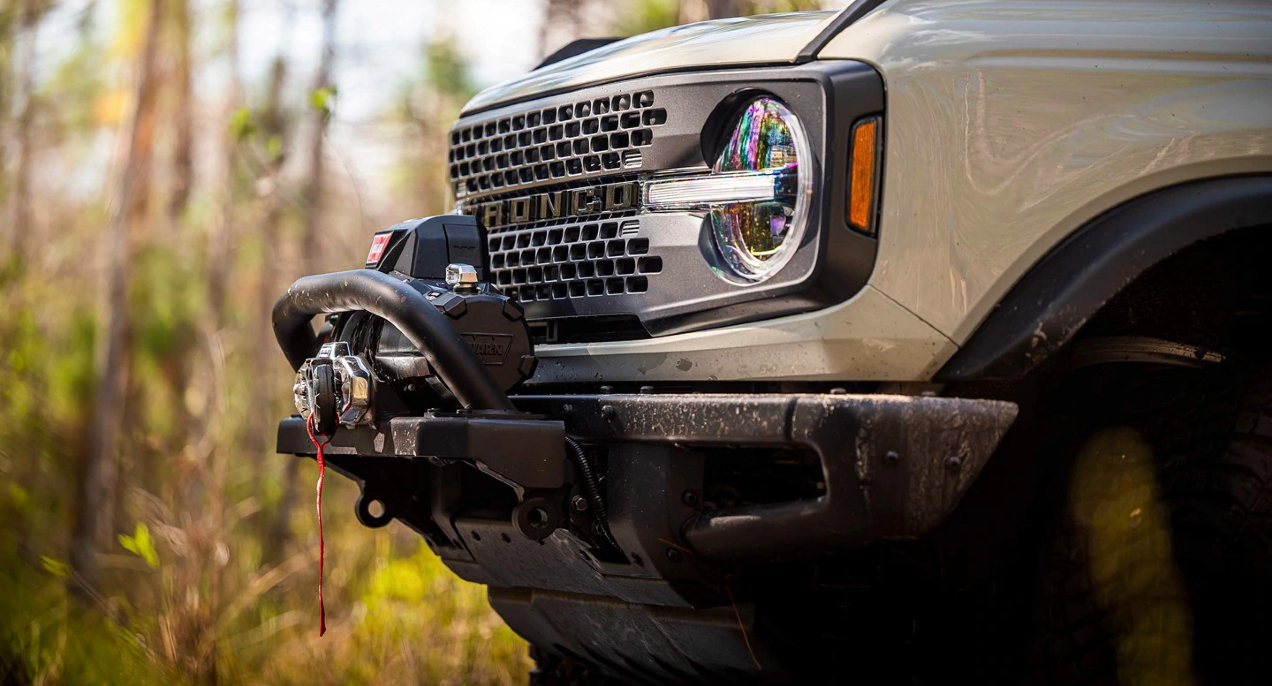 The front of the 2022 Ford Bronco Everglades features a winch.
