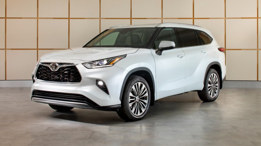 Front angle view of Wind Chill Pearl 2023 Toyota Highlander