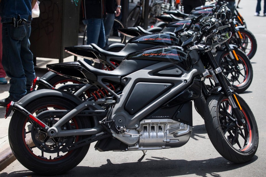 Captain America fährt Harley-Davidson-Motorräder wie diese LiveWires.