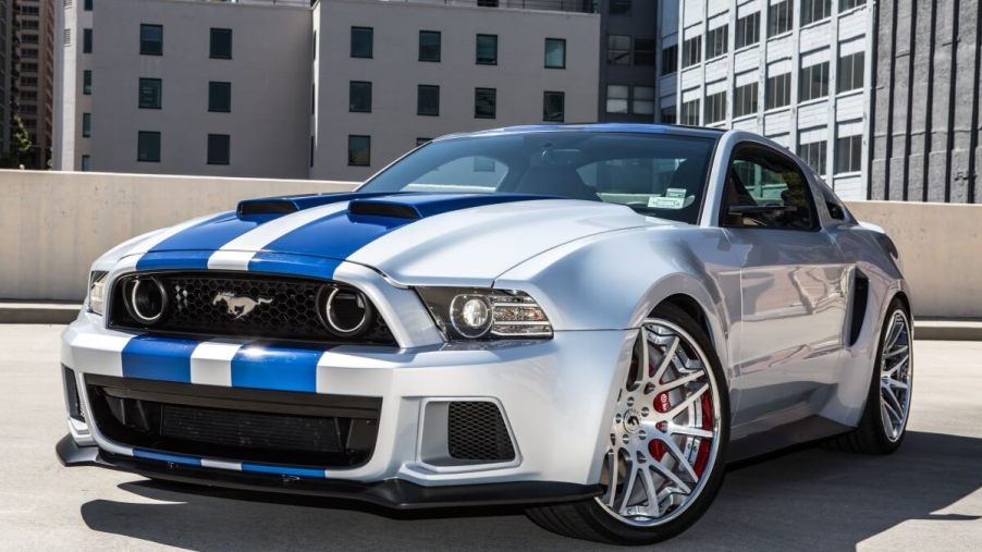 A silver and blue Ford Mustang Shelby GT500 from Need for Speed shows off its wheels.