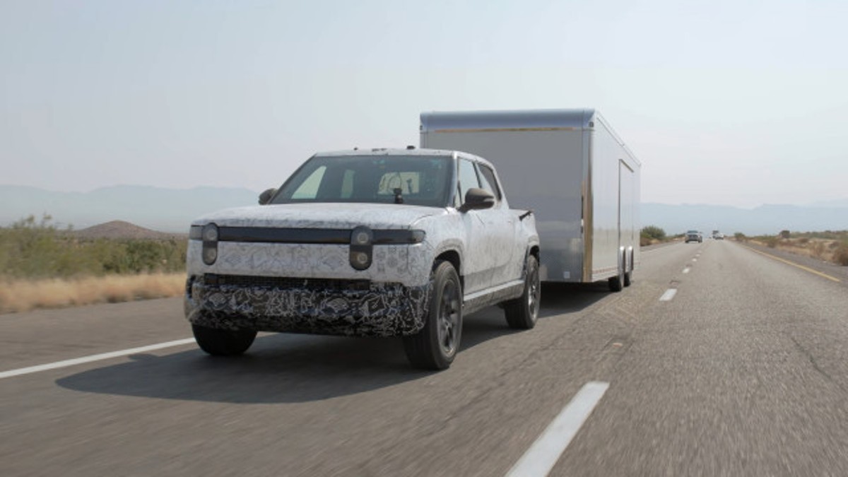 This Rivian R1T Towing a Heavy Trailer can handle up to 11,000 pounds