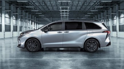 2023 Toyota Sienna vs. 2023 Kia Carnival: Minivan Showdown!