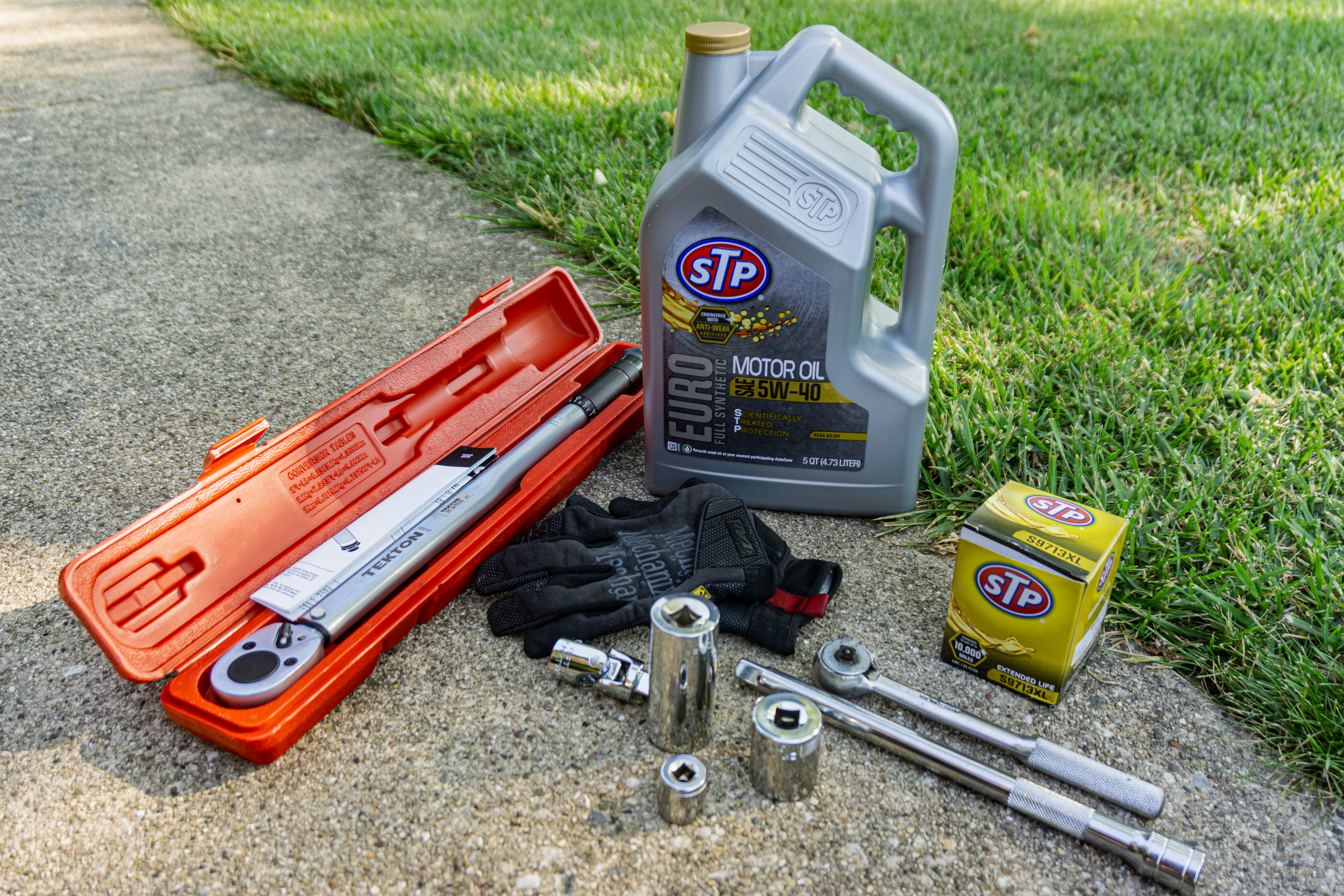 The various tools needed to change the oil and filter in a 2013 Fiat 500 Abarth