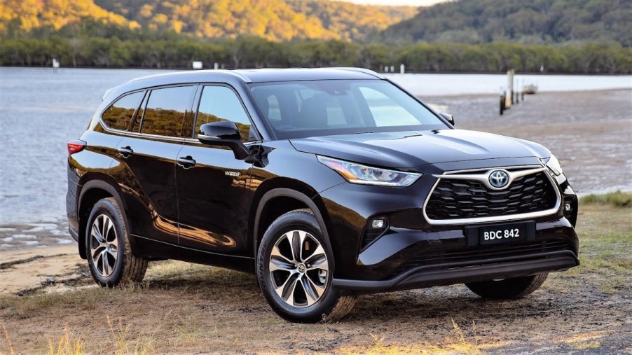 This Black 2022 Toyota Highlander Hybrid offers excellent fuel economy numbers