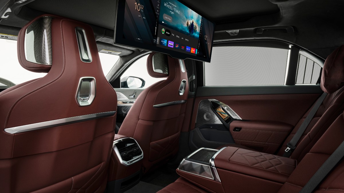 the luxurious and spacious back seat of a BMW 7 series from 2023