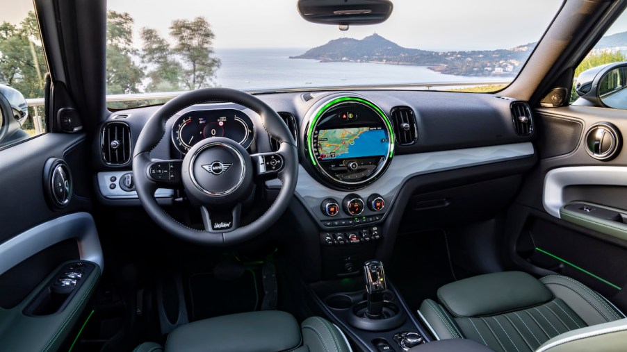 Does the 2023 Mini Cooper Countryman Have Apple CarPlay?