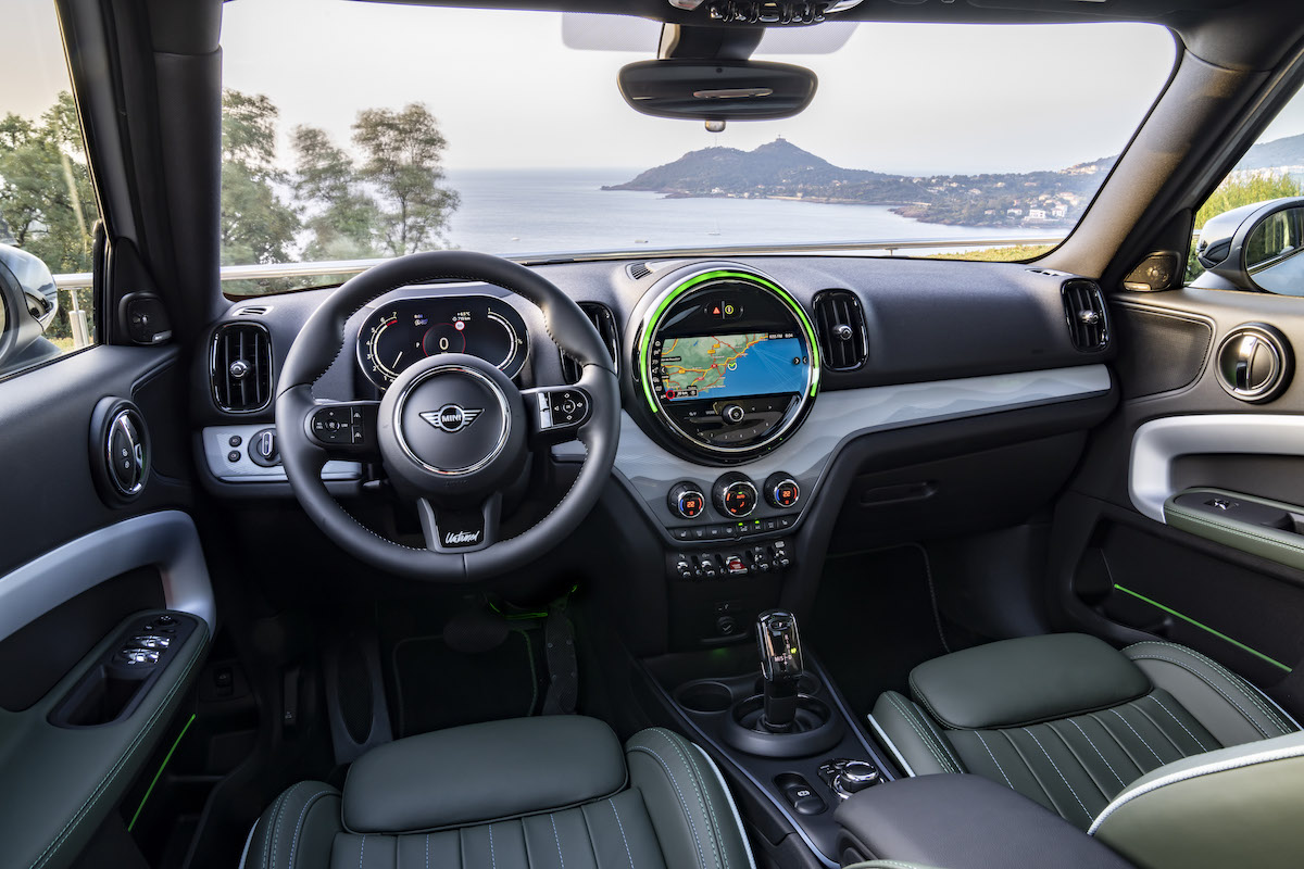 Does the 2023 Mini Cooper Countryman Have Apple CarPlay?