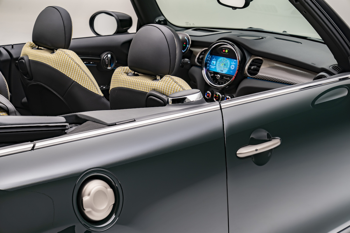 Does the 2023 Mini Cooper Have Apple CarPlay?