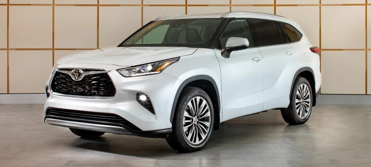 Front angle view of Wind Chill Pearl 2023 Toyota Highlander