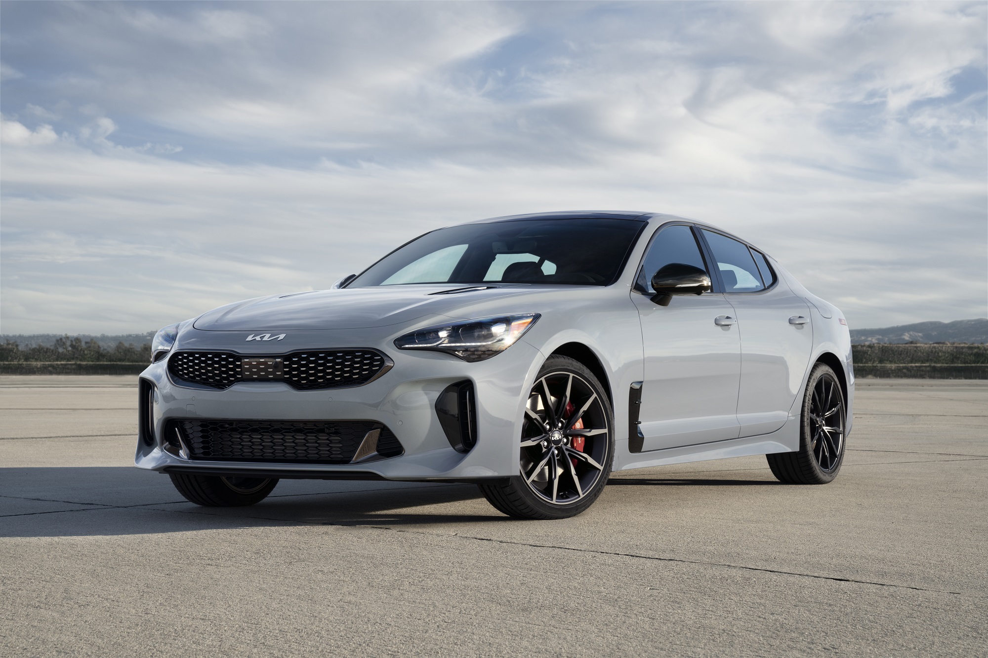 The Kia Stinger has a couple issues that keep it from walking all over the Alfa Romeo Giulia.