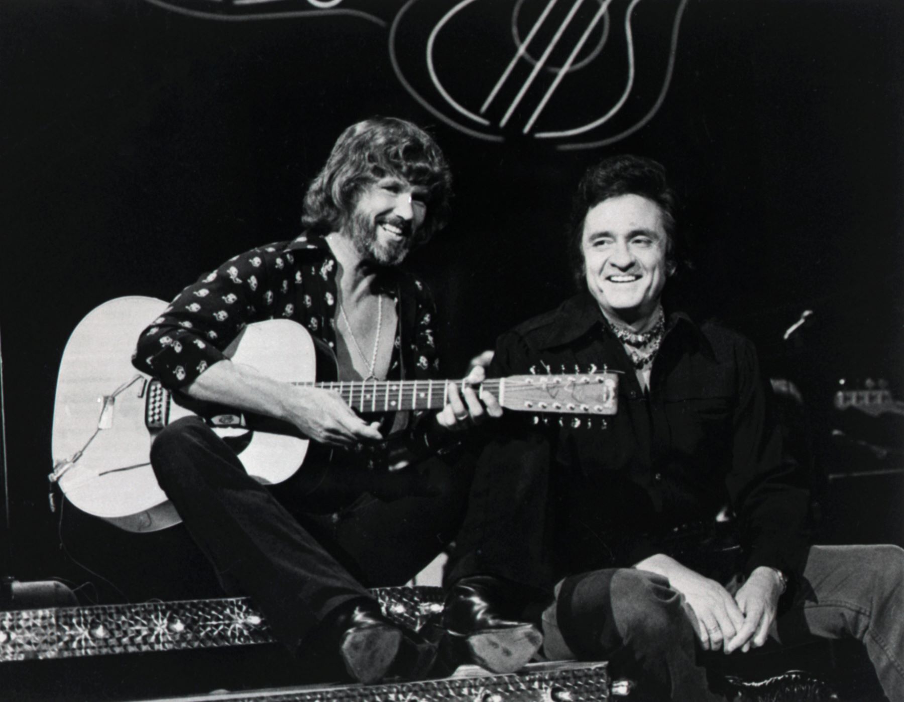 Kris Kristofferson (L) and Johnny Cash (R) performing a duet on 'The Johnny Cash Show' in 1976