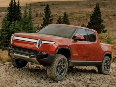 The Ford F-150 Lightning Can’t Catch the Rivian R1T