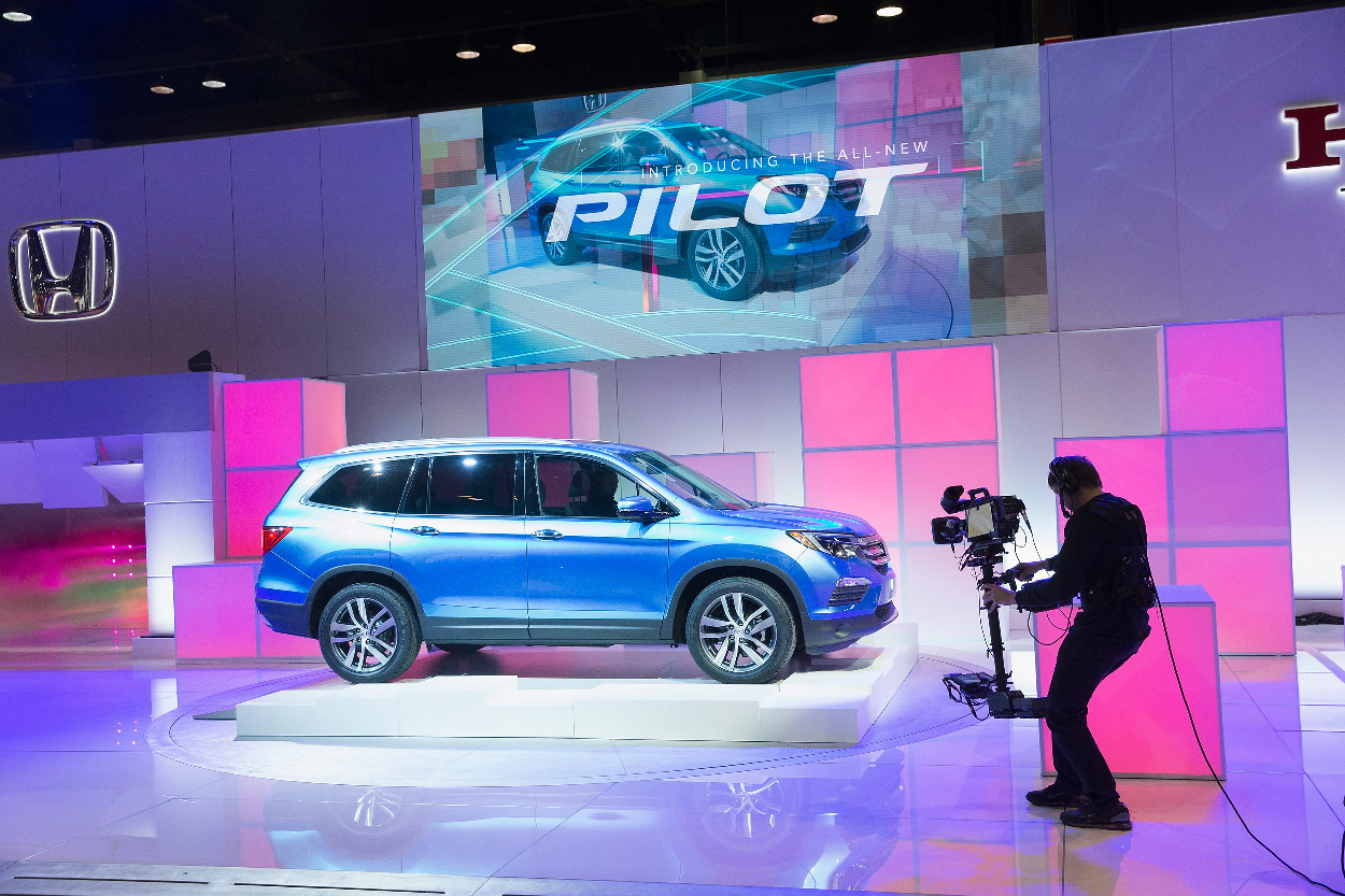 A 2016 Honda Pilot is on display at an auto show.