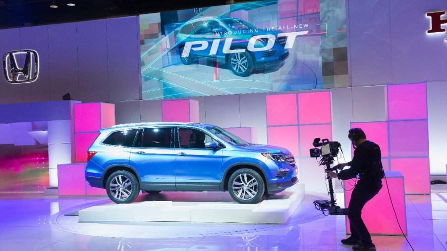 A 2016 Honda Pilot is on display at an auto show.