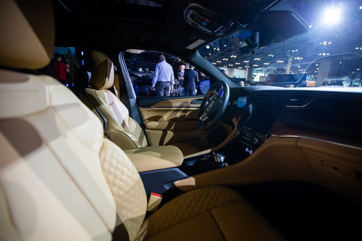 The interior of the 2022 Jeep Grand Cherokee 