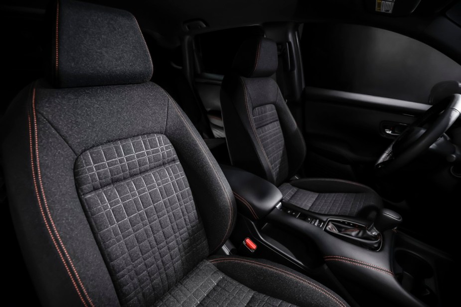 The interior of the HR-V Sport in black fabric. 