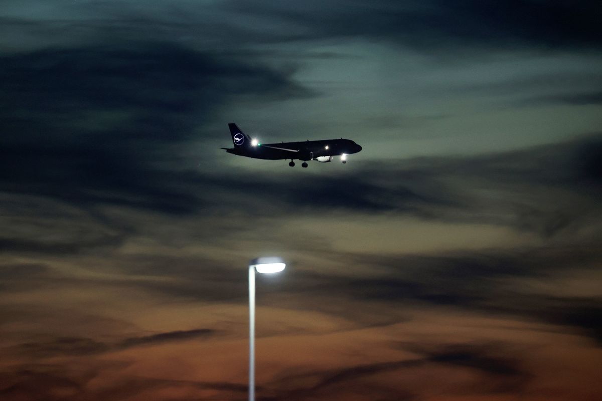 fokus Tarif Duftende Why Are Airplane Wing Lights Different Colors?