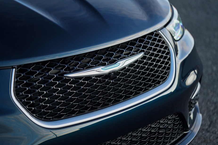 The deeply sculpted and athletic new front grille of the 2021 Chrysler Pacifica Pinnacle Hybrid is accented with a Platinum Chrome grille surround.