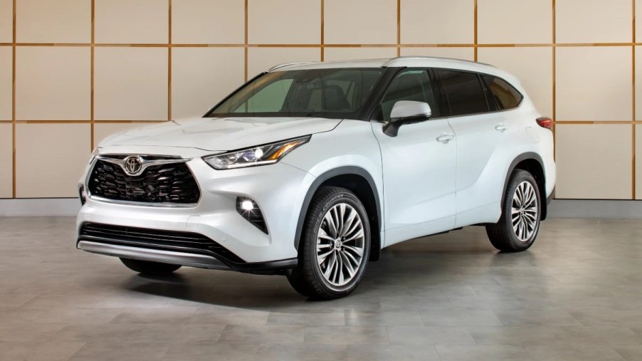 Front angle view of Wind Chill Pearl 2023 Toyota Highlander midsize SUV