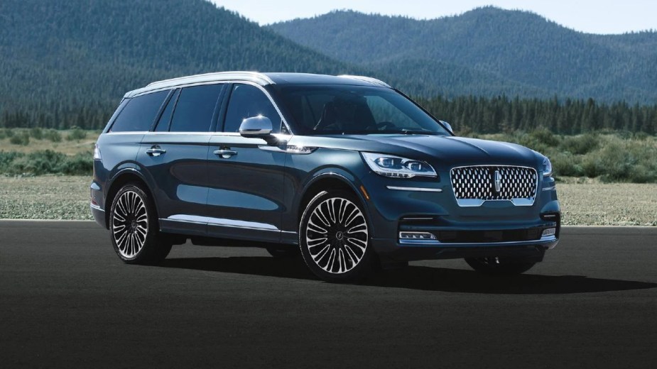 Lincoln Aviator Black Label posed with mountain background