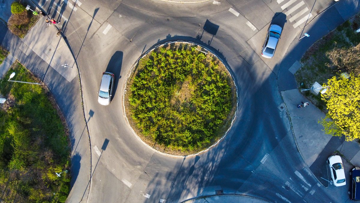 Overhead view of cars driving on a roundabout, highlighting advantages and tips for people that are scared of them