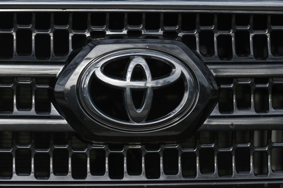 A Toyota logo, which has made a 2022 minivan.