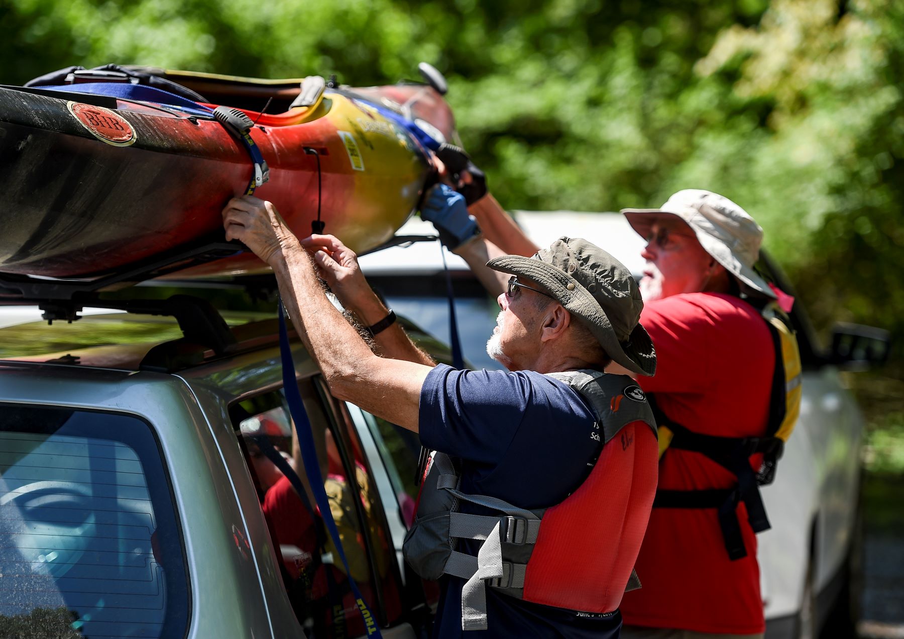 A pair of men taking a kayak off the top of a car's roof rack for the Five Locks Boat Launch at the Schuylkill River