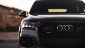 2021 AudiQ7, a midsize luxury SUV facing forward