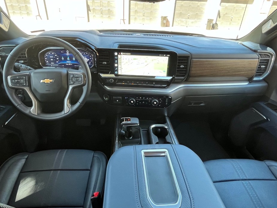 Front view of the interior of the Silverado High Country 2022.