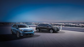 A pair of 2022 Kia Niro Hybrid SUVs parked on a rooftop