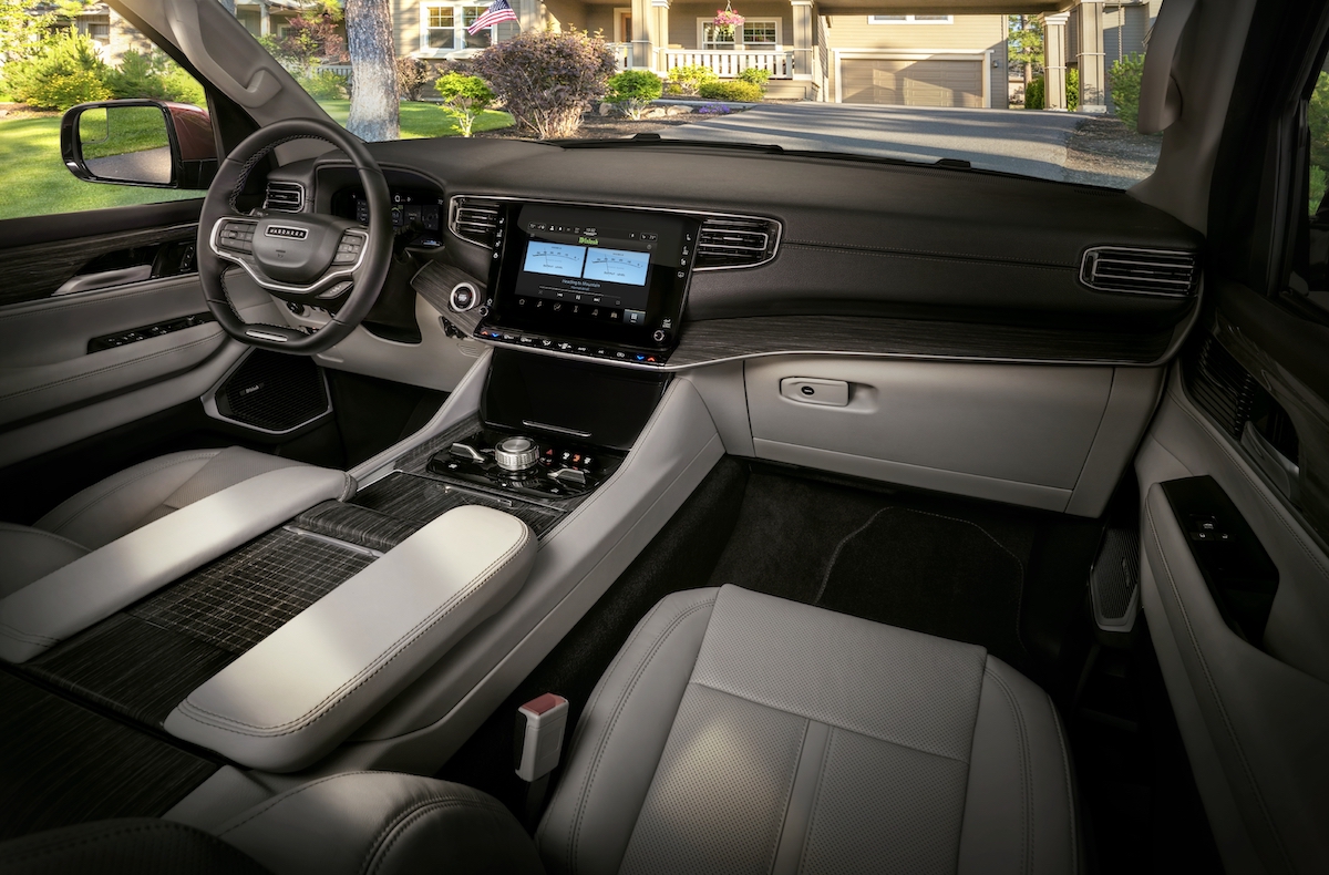 Does the 2023 Jeep Wagoneer have Apple CarPlay?